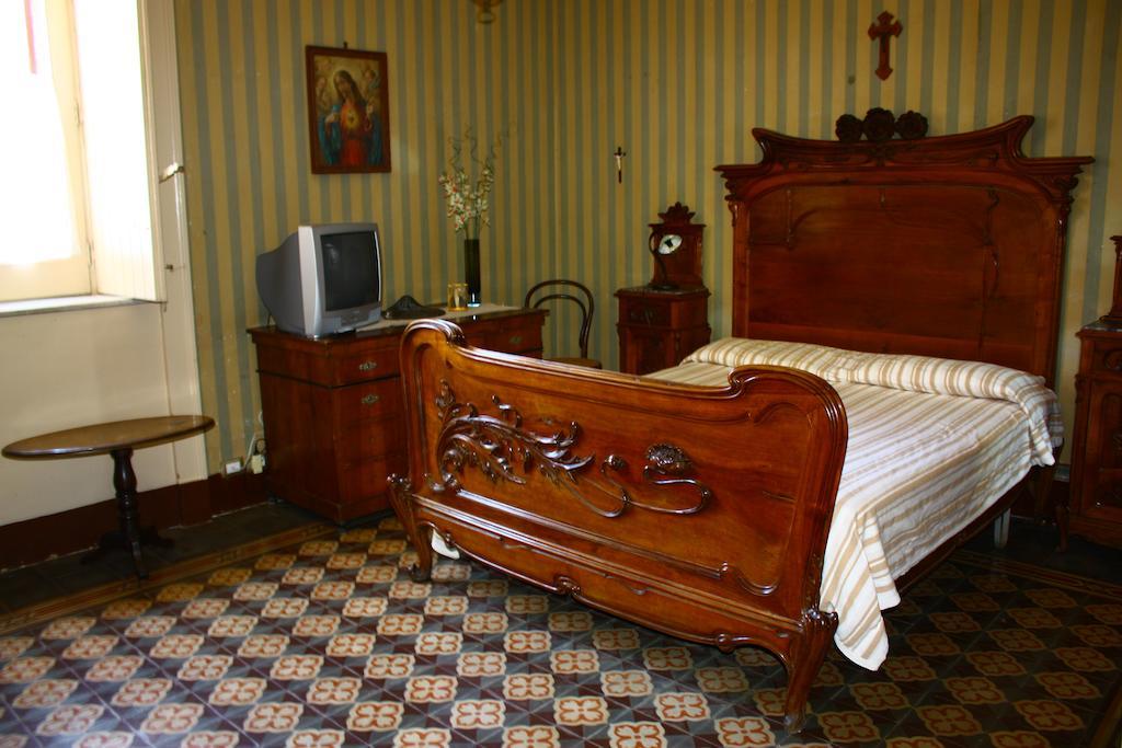 B&B Sotto I Pini Zafferana Etnea Szoba fotó