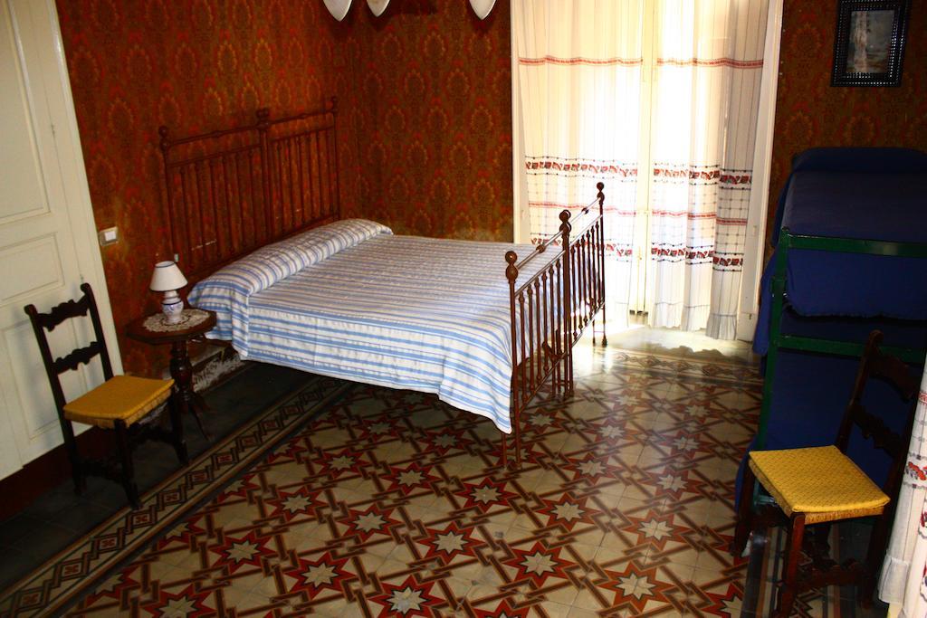 B&B Sotto I Pini Zafferana Etnea Szoba fotó