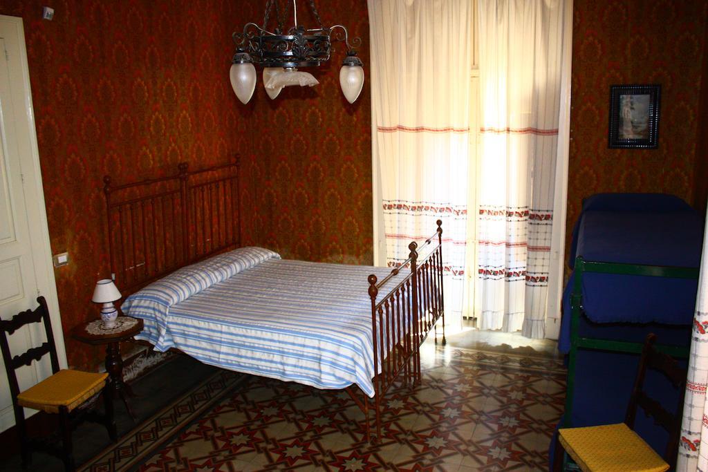 B&B Sotto I Pini Zafferana Etnea Szoba fotó